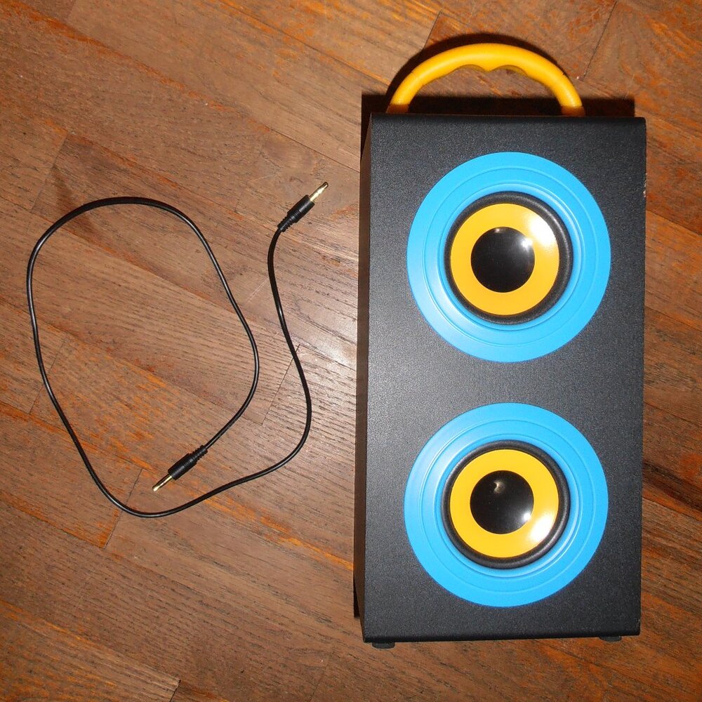 Live Love Music Portable Stereo Speaker 3.5mm Aux Wired W/ Handle ~Used~